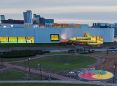 ARTOTEC Fauteuil rotatif ZICKI à la piscine municipale de Hyllie à Malmö (Ville de Malmö, Suède) 